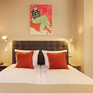 Zimmer mit Kingsize-Bett